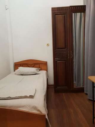 Гостевой дом С видом на море... Гагра Одноместный номер с общим душем и туалетом-1